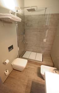 La salle de bains est pourvue d'une douche, de toilettes et d'un lavabo. dans l'établissement Ca' de Tobia, à Noli