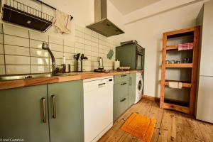 ベルメオにあるBermeo Vintage Flat Ideal parejasのキッチン(シンク、冷蔵庫付)
