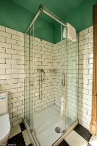 ベルメオにあるBermeo Vintage Flat Ideal parejasのバスルーム(ガラスドア付きのシャワー付)