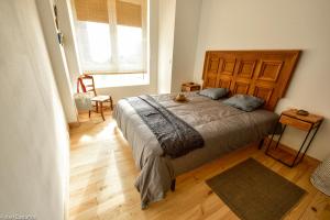 1 dormitorio con 1 cama grande y cabecero de madera en Bermeo Vintage Flat Ideal parejas, en Bermeo