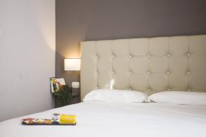 A bed or beds in a room at Colosseo Prestige Rooms