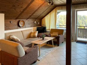 Sala de estar con 2 sofás y mesa en Apartments Franc, en Bled