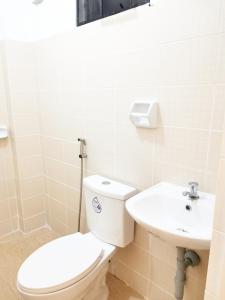 Bagno di NomadsMNL Airport Hostel