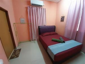 Katil atau katil-katil dalam bilik di GUESTHOUSE MOKTEH +1 gambar