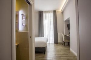A bed or beds in a room at Colosseo Prestige Rooms
