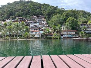 a view of a river with houses on a hill at Paraíso em Angra dos Reis - Casa 56-A - Praia do Engenho in Angra dos Reis