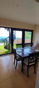 科代卡那的住宿－Villa de Montana，一间带桌椅和窗户的用餐室
