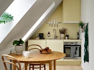 een keuken met een tafel en een kom brood bij Apēron Apartment Hotel in Kopenhagen