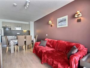 Appartement La Plagne, 3 pièces, 6 personnes - FR-1-455-5にあるシーティングエリア