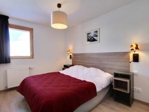 Una cama o camas en una habitación de Appartement La Plagne, 3 pièces, 6 personnes - FR-1-455-5