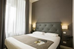 A bed or beds in a room at Colosseo Prestige Rooms