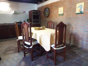 a table in a kitchen with a table and chairs at Romance de Luna in San José