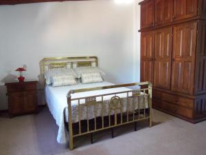 a bedroom with a bed and a wooden dresser at Romance de Luna in San José