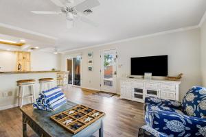 Μια τηλεόραση ή/και κέντρο ψυχαγωγίας στο Beach Villa 1B