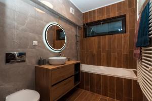 Ένα μπάνιο στο Clăbucet Luxury Apartament +12 φωτογραφίες