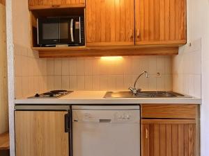Appartement Plagne 1800, 2 pièces, 4 personnes - FR-1-455-112にあるキッチンまたは簡易キッチン