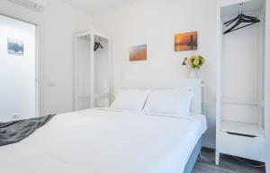 2 Bedrooms Apt with Terrace - NoLo area في ميلانو: غرفة نوم بيضاء مع سرير أبيض وجدران بيضاء
