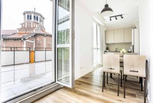 a kitchen and dining room with a view of a building at 2 Bedrooms Apt with Terrace - NoLo area in Milan
