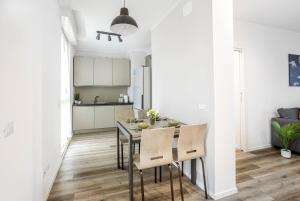 A kitchen or kitchenette at 2 Bedrooms Apt with Terrace - NoLo area Via Varanini Még 15 kép