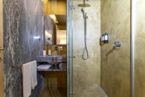 a bathroom with a shower and a sink at CASA 3 - OS LUGARES DE CASTRALEUCA in Castelo Branco