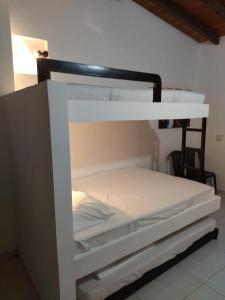 a white bunk bed in a room at EL EDÉN in Puerto Triunfo