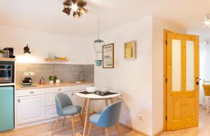 Kuchyň nebo kuchyňský kout v ubytování Roomerie