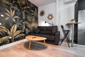 sala de estar con sofá y mesa de centro en QH Realejo - Varela, en Granada