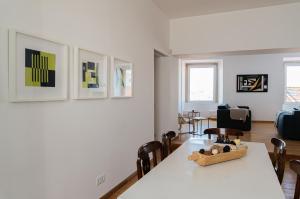 sala de estar con mesa blanca y sillas en Casa do Castelo - Superior House by Home With a View, en Lisboa