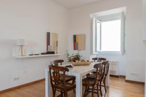 biała jadalnia z białym stołem i krzesłami w obiekcie Casa do Castelo - Superior House by Home With a View w Lizbonie