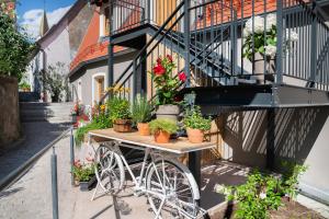 a bike parked next to a building with potted plants at Roomerie in Sulzbach-Rosenberg