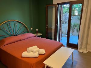 帕勞的住宿－Sardegna home luxury b&b，一间卧室配有一张床,上面有两条毛巾