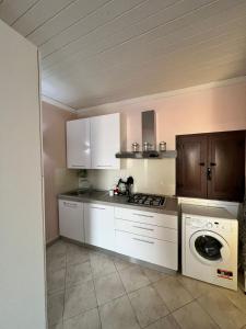 Kuchyň nebo kuchyňský kout v ubytování Appartamento Tropheum