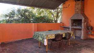 un tavolo e sedie su un patio con camino di Casa barrio norte a San Miguel de Tucumán