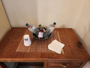 - une table avec des bouteilles d'alcool dans l'établissement La grande casa di Puglia, à Gioia del Colle