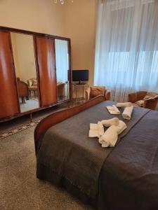 - une chambre avec un grand lit et des serviettes dans l'établissement La grande casa di Puglia, à Gioia del Colle