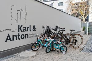 a group of bikes parked next to a wall at Karl und Anton Boutique Apartments in Vienna