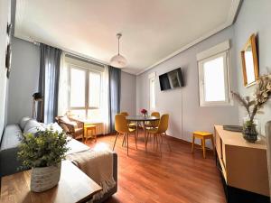 a living room with a couch and a table at Housing León Catedral in León