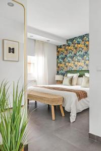 マドリードにあるNew Heima Colon Squareのベッドルーム1室(壁に絵画が描かれた大型ベッド1台付)