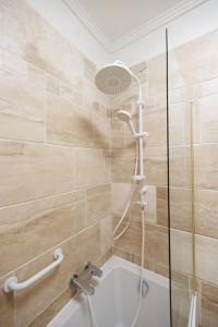 W łazience znajduje się prysznic i wanna. w obiekcie Maison Brühl - Apartamenty przy Ogrodzie Saskim w Warszawie +9 zdjęć