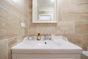 Kúpeľňa v ubytovaní Maison Brühl - Apartamenty przy Ogrodzie Saskim