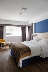 1 dormitorio con 1 cama grande y ventana grande en Daniel's Apart Hotel, en Lima