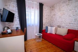 Televízia a/alebo spoločenská miestnosť v ubytovaní Stone House Marino