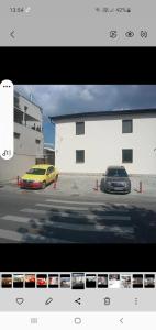 ブカレストにあるCazare Fundeniの駐車場に停められた車両2台の写真