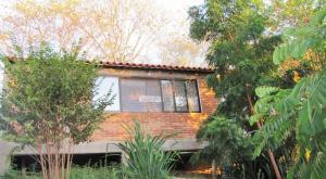 a brick house with a window on the side of it at Centro Sati Bungalos in Cuatunalco