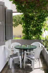 una mesa y sillas en un patio en Ostria Rooms en Palaiochóra
