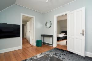 哥本哈根的住宿－Stylish 5 Person Flat in Vibrant Urban Area，客厅设有壁挂式平面电视。