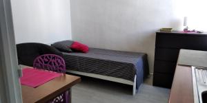 een kleine slaapkamer met een bed en een tafel bij Chambre 1 PERSONNE et STUDIO 1 personne Avec Entrée Libre et Salle de Bain Privée in Colomiers