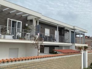 een appartementencomplex met een balkon en een bakstenen muur bij Casa sulla spiaggia in Focene