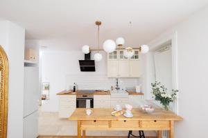 Kuchyňa alebo kuchynka v ubytovaní Maison Brühl - Apartamenty przy Ogrodzie Saskim