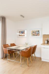 - une salle à manger avec une table et des chaises dans l'établissement Hafendorf Haus 7 Apartment 5 Nr 89 Parkplatz am Haus, à Plau am See